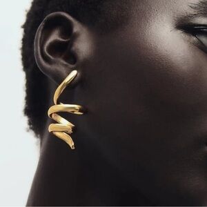 NWT Gold Spiral Earrings ✨✨